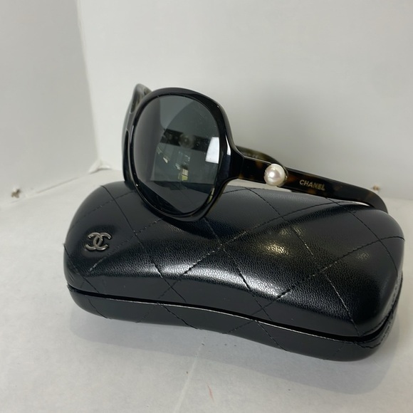CHANEL COLLECTION PERLE SUNGLASSES
MADE IN ITALY POLARIZED 
LIMITED EDITION